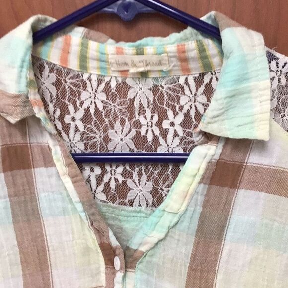 Very nice plaid and sheer lace shoulder blouse by Hem & Thread Size 8 - Picture 4 of 7